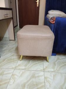 een poef op de vloer in een kamer bij Raicy Bnb in Bamburi