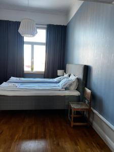 Rúm í herbergi á Hotell Temperance