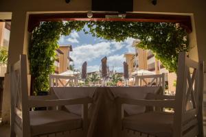 Balkón nebo terasa v ubytování Los Flamencos Aparthotel Beach Club