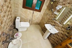 Bilik mandi di Faizzy residency