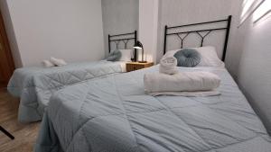 Ein Bett oder Betten in einem Zimmer der Unterkunft Apartamentos Maria Cristina con parking gratis