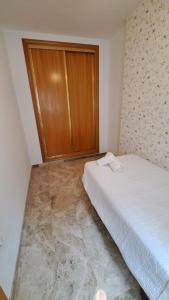 Ein Bett oder Betten in einem Zimmer der Unterkunft Apartamentos Maria Cristina con parking gratis