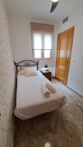 Ein Bett oder Betten in einem Zimmer der Unterkunft Apartamentos Maria Cristina con parking gratis