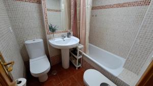 Ein Badezimmer in der Unterkunft Apartamentos Maria Cristina con parking gratis