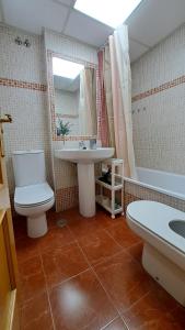 Ein Badezimmer in der Unterkunft Apartamentos Maria Cristina con parking gratis