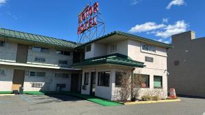 a hotel with a sign on top of it at Winslow Motel in Lyndhurst