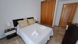 Ein Bett oder Betten in einem Zimmer der Unterkunft Apartamentos Maria Cristina con parking gratis