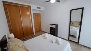 Ein Bett oder Betten in einem Zimmer der Unterkunft Apartamentos Maria Cristina con parking gratis