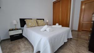Ein Bett oder Betten in einem Zimmer der Unterkunft Apartamentos Maria Cristina con parking gratis