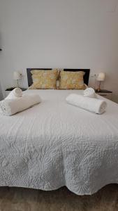 Ein Bett oder Betten in einem Zimmer der Unterkunft Apartamentos Maria Cristina con parking gratis