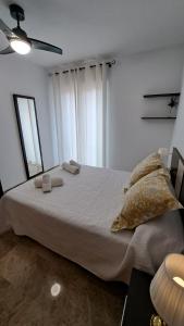 Ein Bett oder Betten in einem Zimmer der Unterkunft Apartamentos Maria Cristina con parking gratis