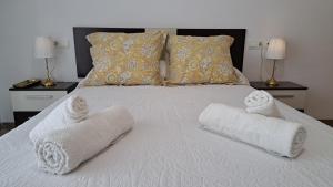 Ein Bett oder Betten in einem Zimmer der Unterkunft Apartamentos Maria Cristina con parking gratis