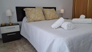 Ein Bett oder Betten in einem Zimmer der Unterkunft Apartamentos Maria Cristina con parking gratis