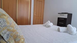 Ein Bett oder Betten in einem Zimmer der Unterkunft Apartamentos Maria Cristina con parking gratis