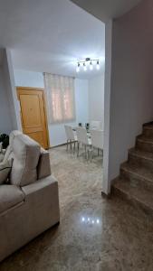 Ein Sitzbereich in der Unterkunft Apartamentos Maria Cristina con parking gratis
