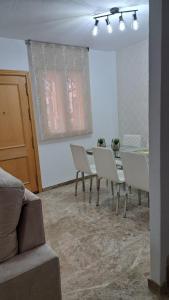 Ein Sitzbereich in der Unterkunft Apartamentos Maria Cristina con parking gratis