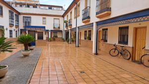 einen Innenhof mit einem Fahrrad in einem Gebäude in der Unterkunft Apartamentos Maria Cristina con parking gratis in Córdoba