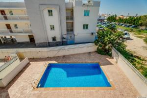 una piscina vacía en la azotea de un edificio en Cyprus Sun, en Paralimni