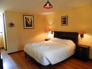 Un dormitorio con una cama con dos toallas encima. en La Posada del Conde Lodge, en Cabanaconde