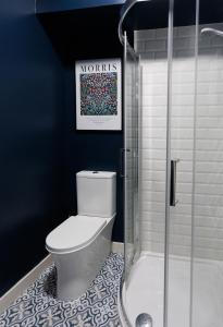 a bathroom with a toilet and a shower at Upper Eastside - King bed & Free bikes in Belfast