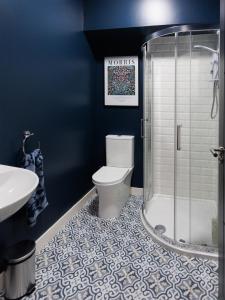 a bathroom with a toilet and a shower at Upper Eastside - King bed & Free bikes in Belfast