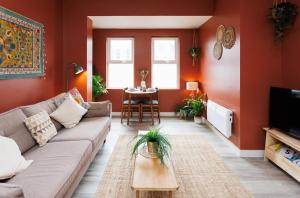 a living room with a couch and a table at Upper Eastside - King bed & Free bikes in Belfast