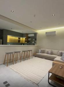 a living room with a couch and some tables at شقه مفروشة ببطحاء قريش in An Nikāshah