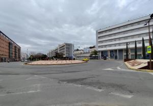 an empty street in a city with a building at Mini Estudio LOVELY SEVILLA con baño compartido in Camas