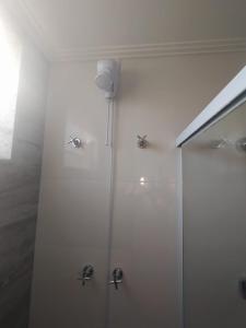 a bathroom with a shower with a glass door at Flat Familiar em Capitolio Charlene Paiva in Capitólio