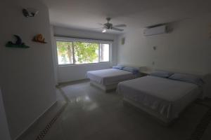 Una cama o camas en una habitación de Cabana Mangle Playa Privada