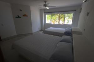 Una cama o camas en una habitación de Cabana Mangle Playa Privada