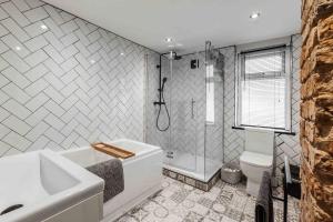 Phòng tắm tại Belgrave 2Mins to Train Inc Parking w EV Port +15 ảnh