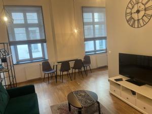 Televízia a/alebo spoločenská miestnosť v ubytovaní Sienkiewicza Loft1