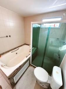 卡波布里奥Cobertura com Banheira e Cama King的带淋浴、马桶和浴缸的浴室 更多13张照片