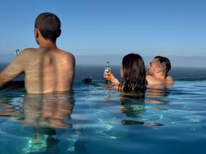 Гости Executive Boulders Beach Suite with Ocean Views +54 фотографии