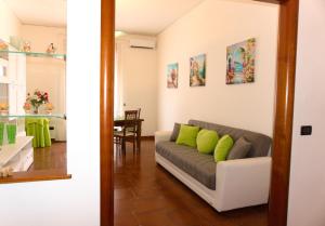 サレルノにあるNeverending Sea Luxury Apartment in Salerno Centerのリビングルーム(緑の枕とソファ付)