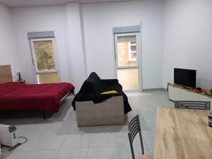 a living room with a bed and a table at Finisterrae Centro in Finisterre