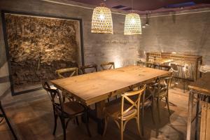 une salle à manger avec une table et des chaises en bois dans l'établissement Casa entre viñedo con vista a la Cordillera, à Las Compuertas 8 autres photos