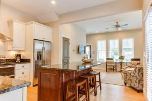 una cucina a pianta aperta e un soggiorno con una grande isola di 412A The Inlet House Spacious 4 BR Townhouse Walking Distance to the Beach a Virginia Beach