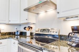 una cucina con mobili bianchi e un forno a piano cottura di 412A The Inlet House Spacious 4 BR Townhouse Walking Distance to the Beach a Virginia Beach Altre 21 foto