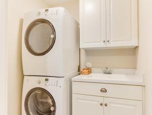 una lavanderia bianca con lavatrice e asciugatrice di 412A The Inlet House Spacious 4 BR Townhouse Walking Distance to the Beach a Virginia Beach