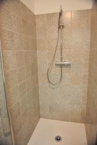 ein Badezimmer mit Dusche und Toilette in der Unterkunft Appartement Lido de la Marana in Lucciana