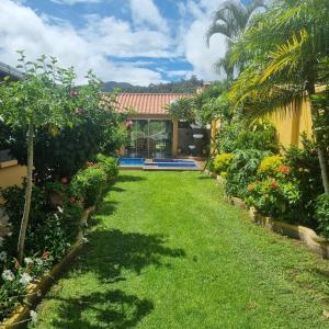 Aed väljaspool majutusasutust Casa de Campo Chaquito de Ensueño