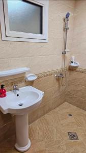 Ένα μπάνιο στο King Room with Attached Private Bathroom in Shared Apartment
