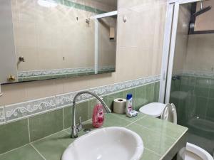 a bathroom with a sink and a toilet and a mirror at Departamento Independiente in Morelia