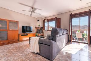 Μια τηλεόραση ή/και κέντρο ψυχαγωγίας στο Amplio y soleado apartamento en Escalante