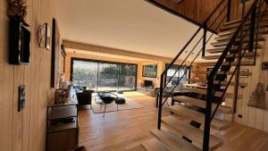 Magnifique villa bois à Lacanau port في لاكانو: غرفة بها درج في المنزل
