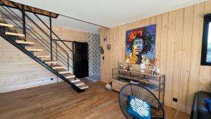 Magnifique villa bois à Lacanau port في لاكانو: غرفة معيشة بها درج ودهان على الحائط +48 صورة