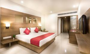 Een bed of bedden in een kamer bij Regency Tiruttani by GRT Hotels