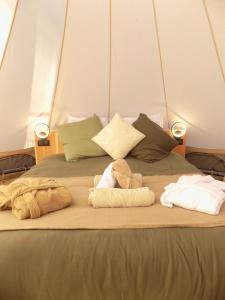 Gallery image of Tente luxe avec jacuzzi vue lac 3 in Le Vigeant